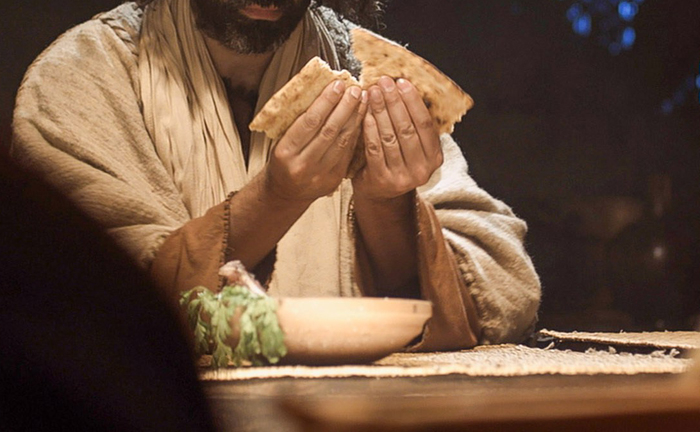 321. “Jesus sentou-se à mesa com eles, tomou o pão, pronunciou a bênção, partiu e deu a eles. Neste momento, seus olhos se abriram e eles o reconheceram” (Lc 24,31)
